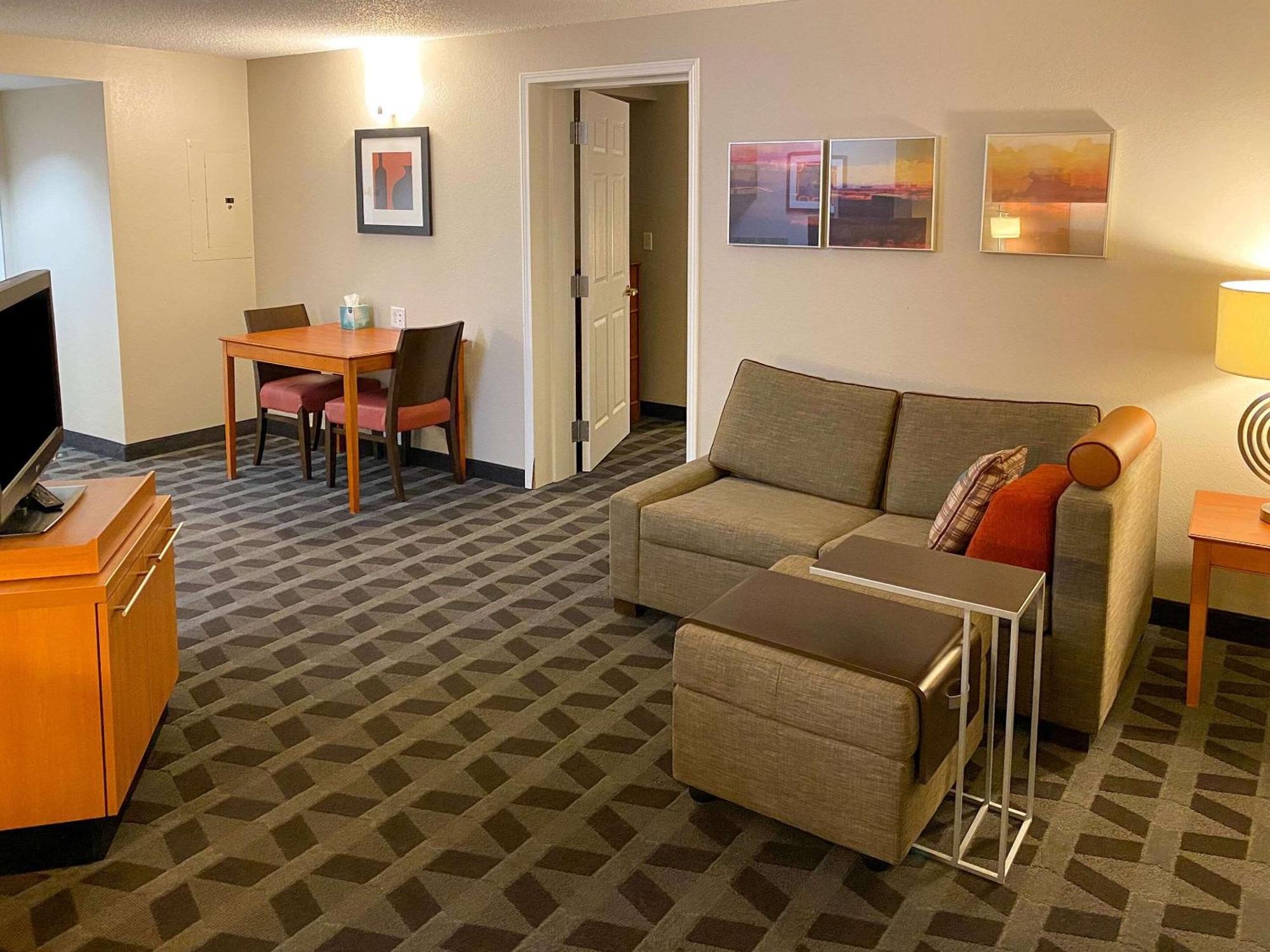 Mainstay Suites Middleburg Heights Cleveland Airport Экстерьер фото